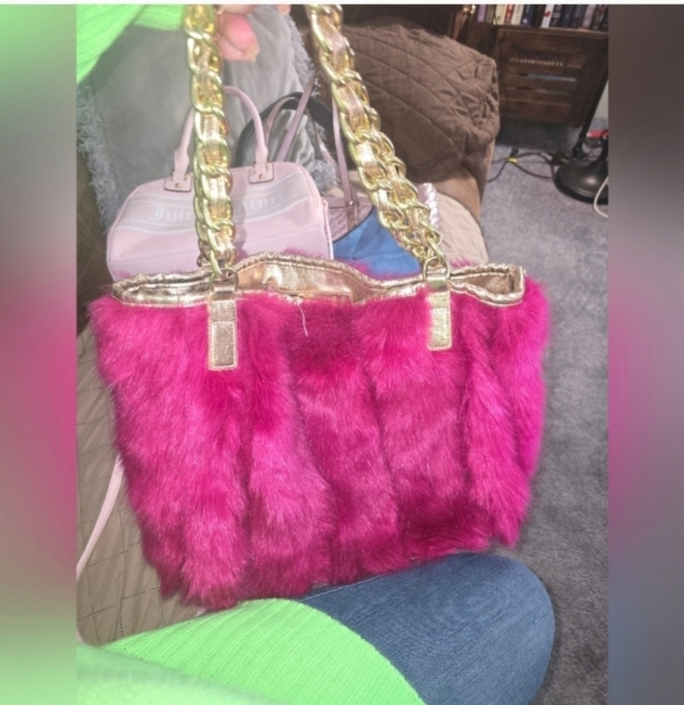 Betsey Johnson Fuchsia Faux Fur Tote with Gold Chain Handles - Picture 5 of 6